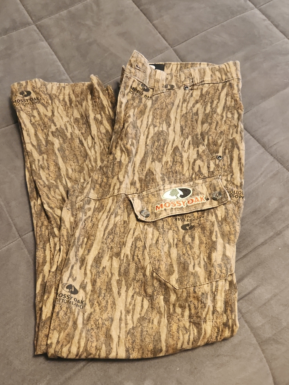 Mossy Oak Men’s Woodland-Pattern Cargo Pants in Tan and Brown